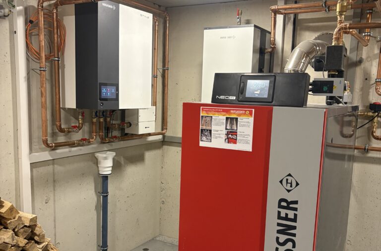 Stück­holz und Luft­wär­me­pum­pe für maxi­ma­le Effi­zi­enz und Unabhängigkeit