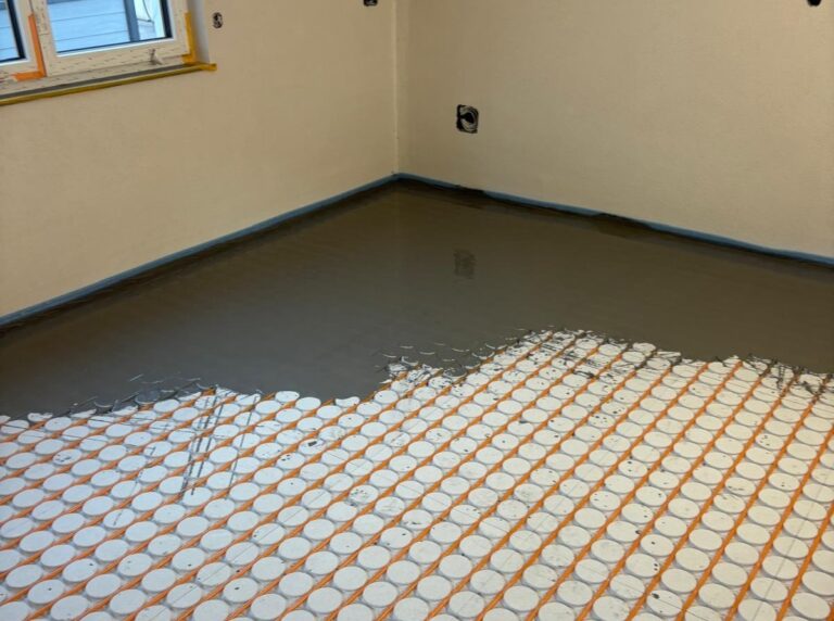 Fuß­bo­den­hei­zung im Alt­bau nach­rüs­ten: Kom­fort ohne Kom­pro­mis­se dank 18 mm Aufbauhöhe